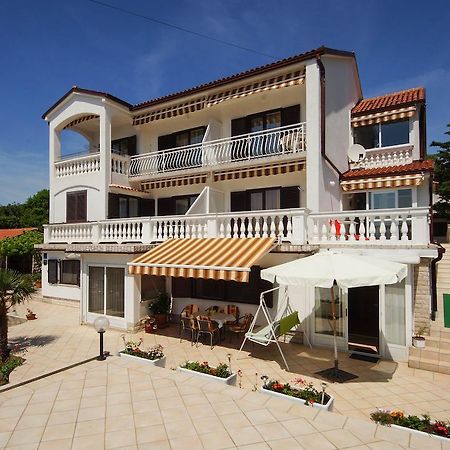 Apartments Lina Novi Vinodolski Bagian luar foto