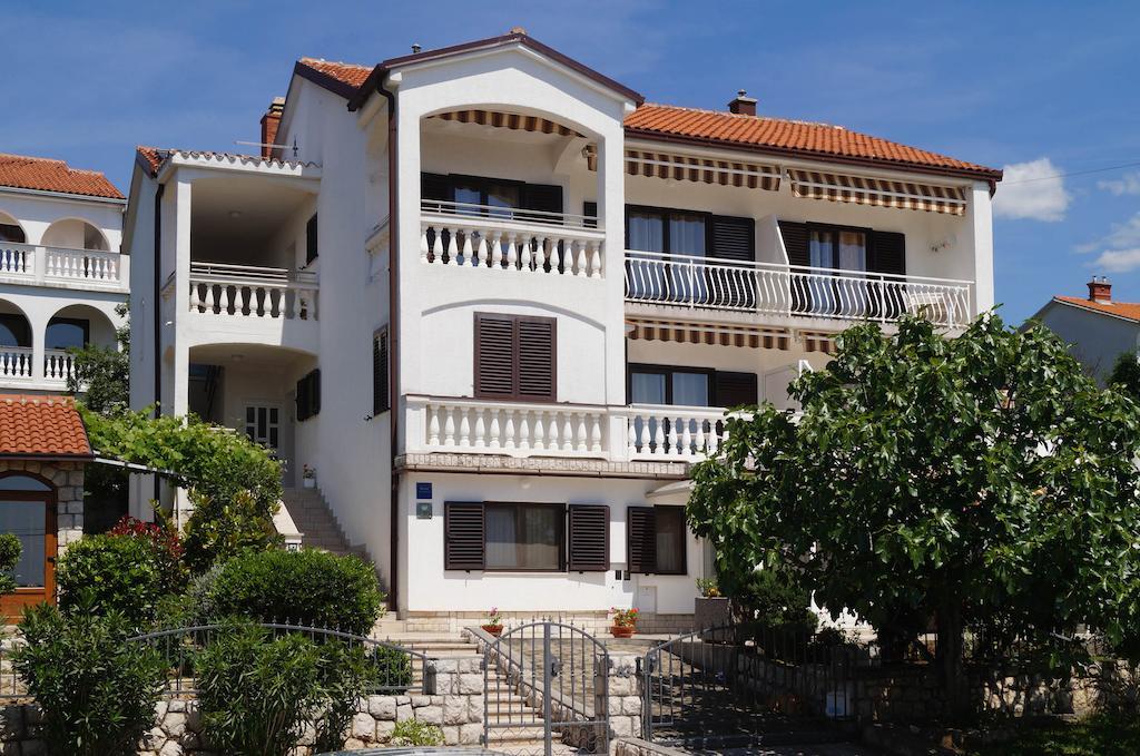Apartments Lina Novi Vinodolski Bagian luar foto