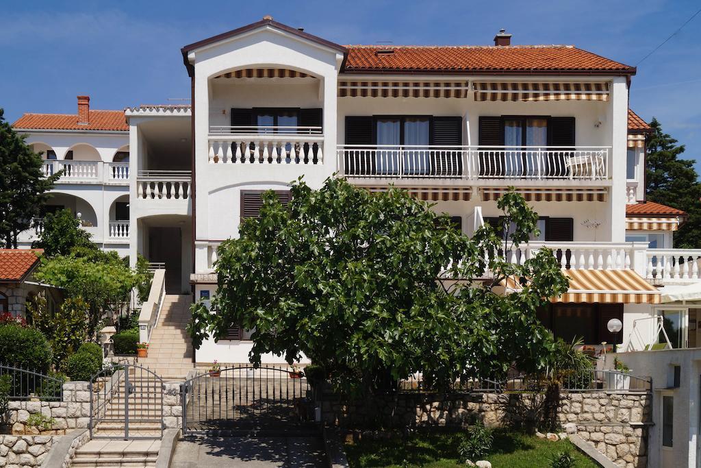 Apartments Lina Novi Vinodolski Bagian luar foto